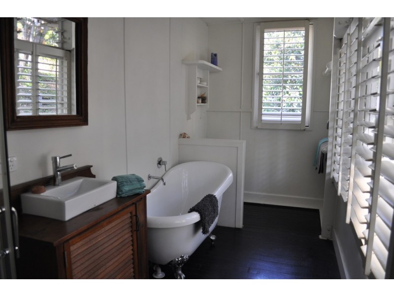 33 Gwandalan Rd, Lake Macdonald QLD 4563