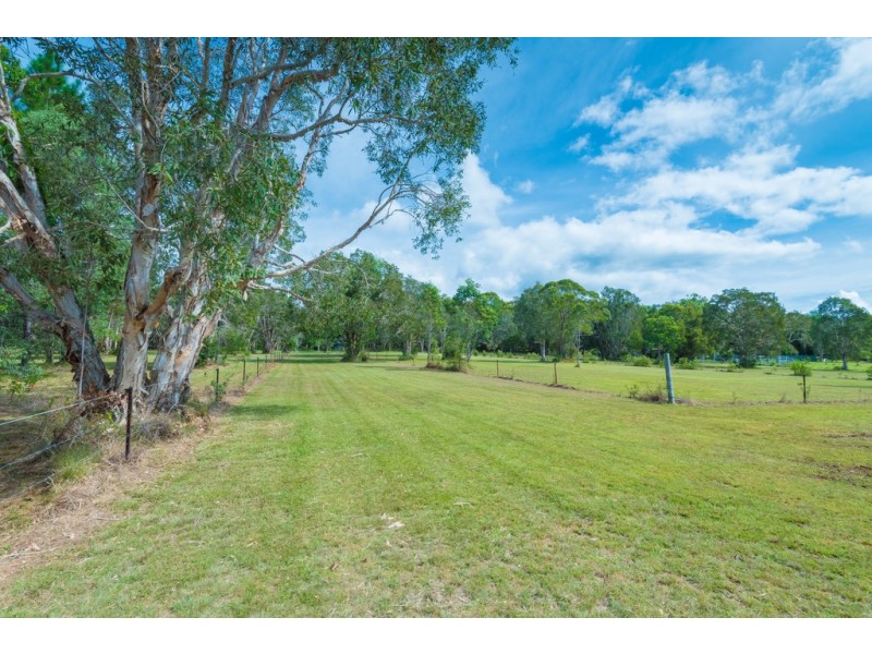 37 Kimbah Ct, Cooroibah QLD 4565