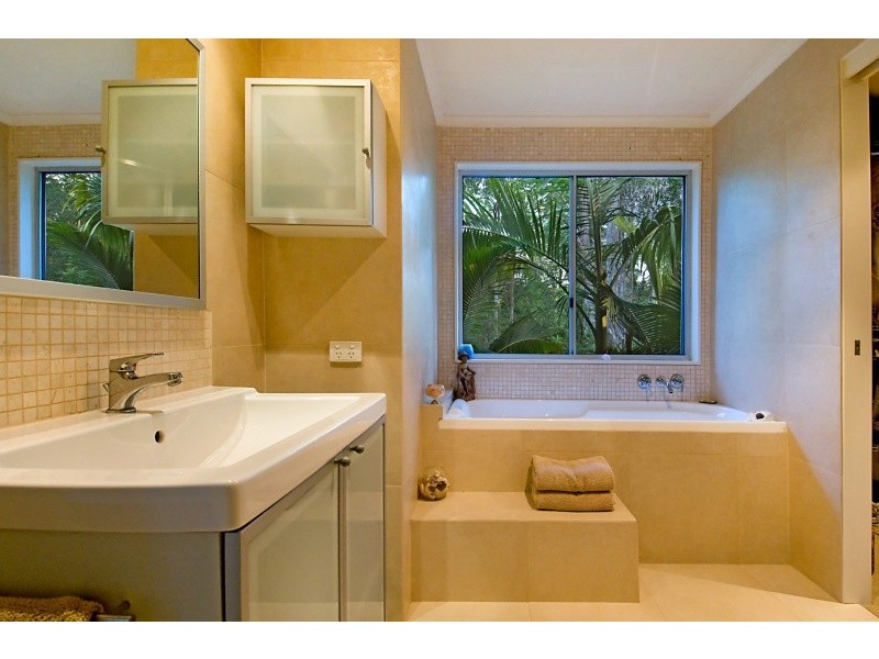 33 White Wood Court, Cooroy QLD 4563