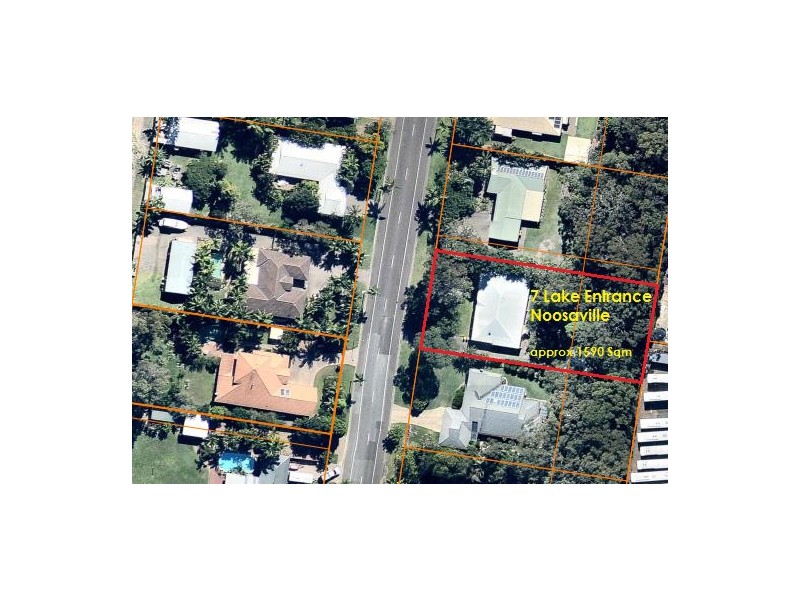 7 Lake Entrance Boulevard, Noosaville QLD 4566