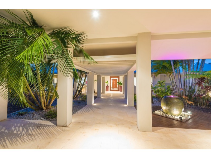 254 Illoura Place, Cooroibah QLD 4565