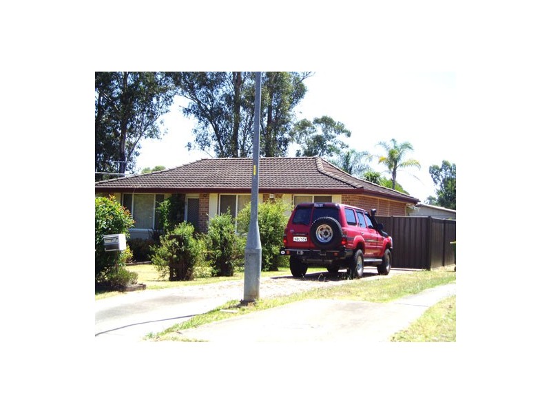 17 SNAILHAM CRESCENT, South Windsor NSW 2756