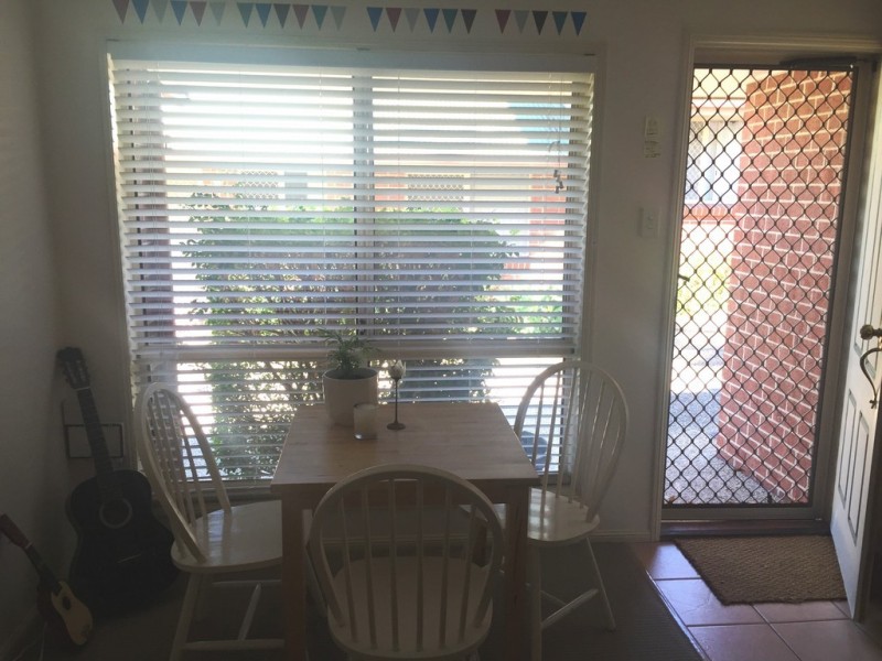 27 Fenton St, Fairfield QLD 4103