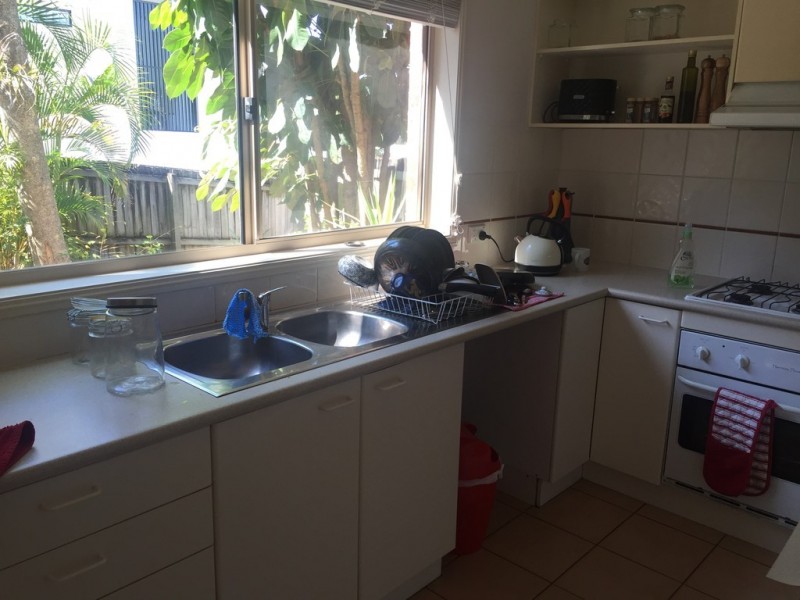 27 Fenton St, Fairfield QLD 4103