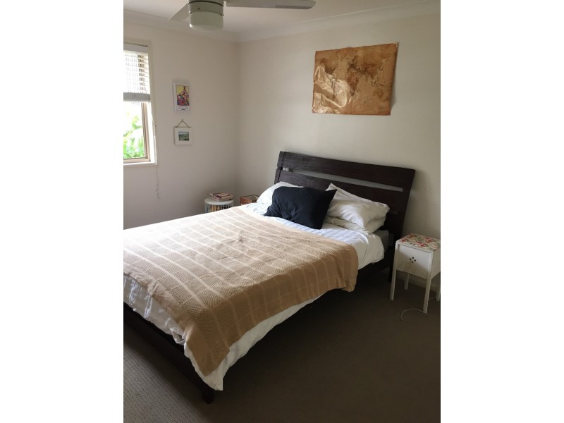 27 Fenton St, Fairfield QLD 4103