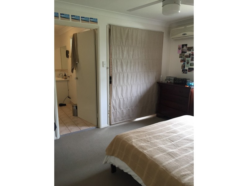 27 Fenton St, Fairfield QLD 4103