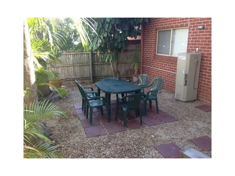 27 Fenton St, Fairfield QLD 4103