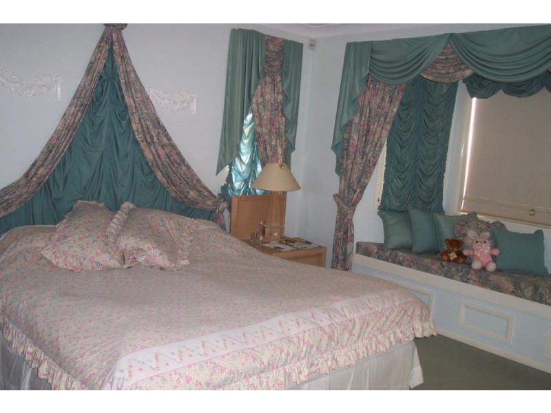 19 Holborn Crescent, Carindale QLD 4152