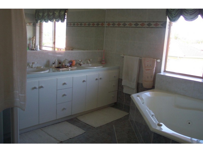 19 Holborn Crescent, Carindale QLD 4152