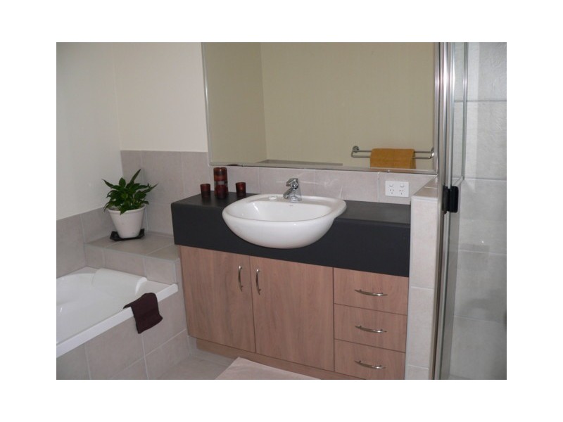 40 Barton Road, Hawthorne QLD 4171