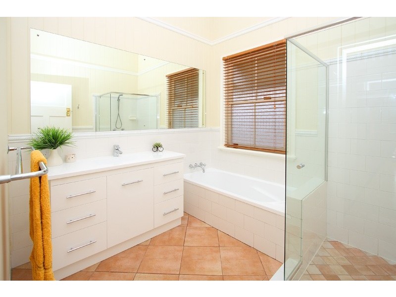 81 Norman Crescent, Norman Park QLD 4170