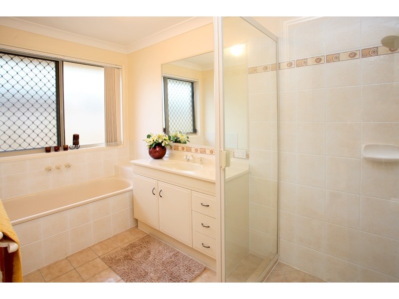 8 Glenwood Place, Wynnum West QLD 4178