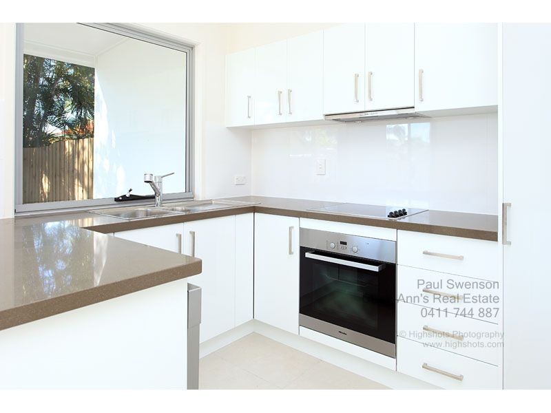 2/79 Dickenson Street, Carina QLD 4152