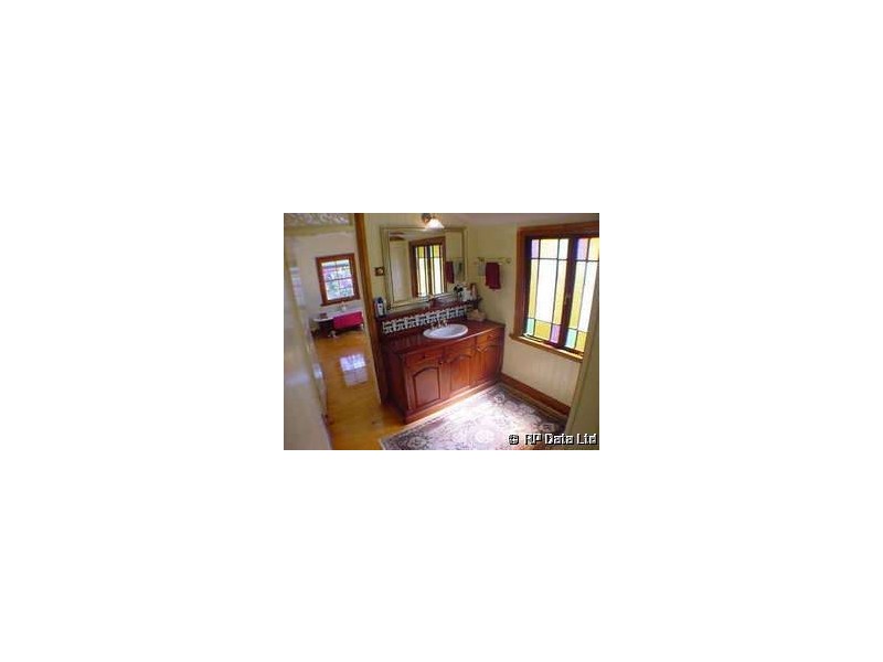 24 Railway Parade, Norman Park QLD 4170