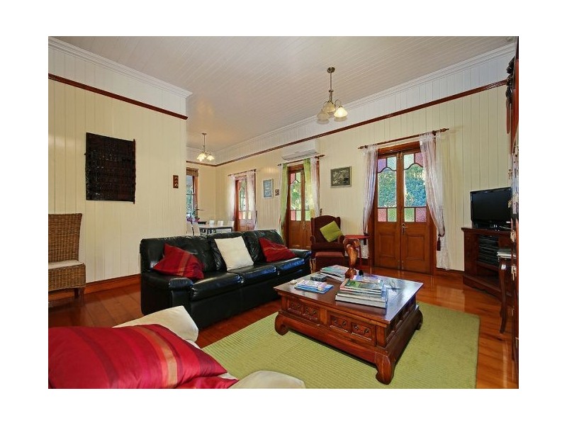 24 Railway Parade, Norman Park QLD 4170