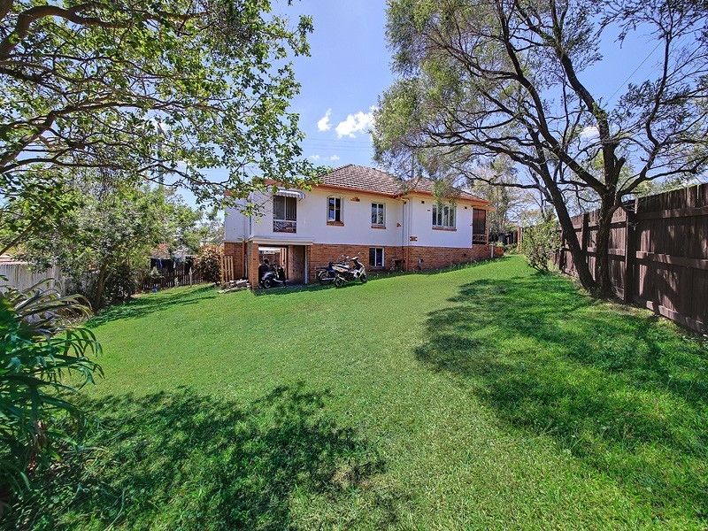 5 Russell Avenue, Norman Park QLD 4170