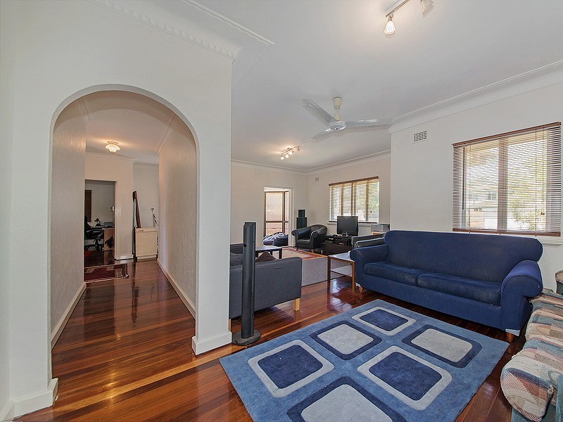 5 Russell Avenue, Norman Park QLD 4170