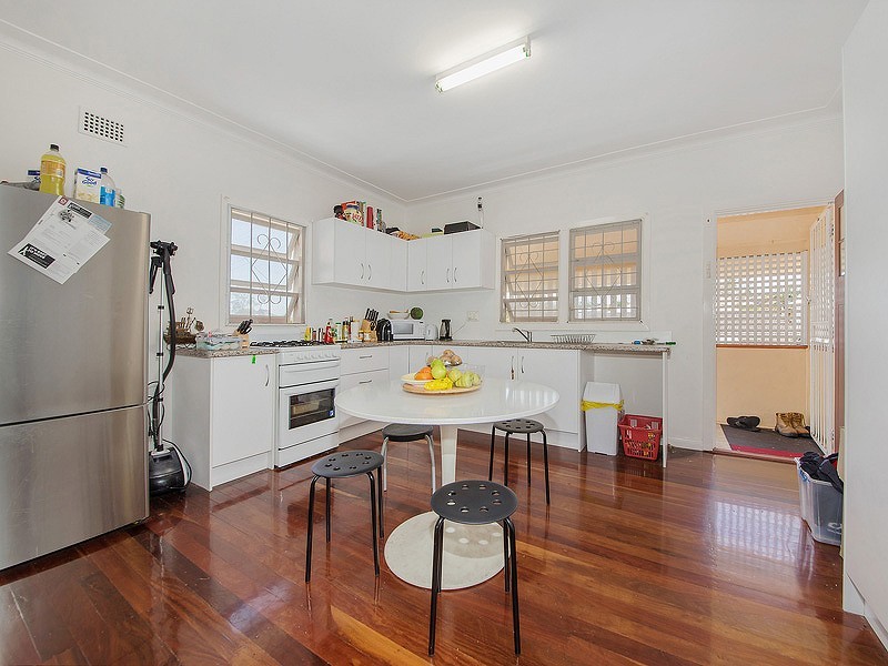 5 Russell Avenue, Norman Park QLD 4170