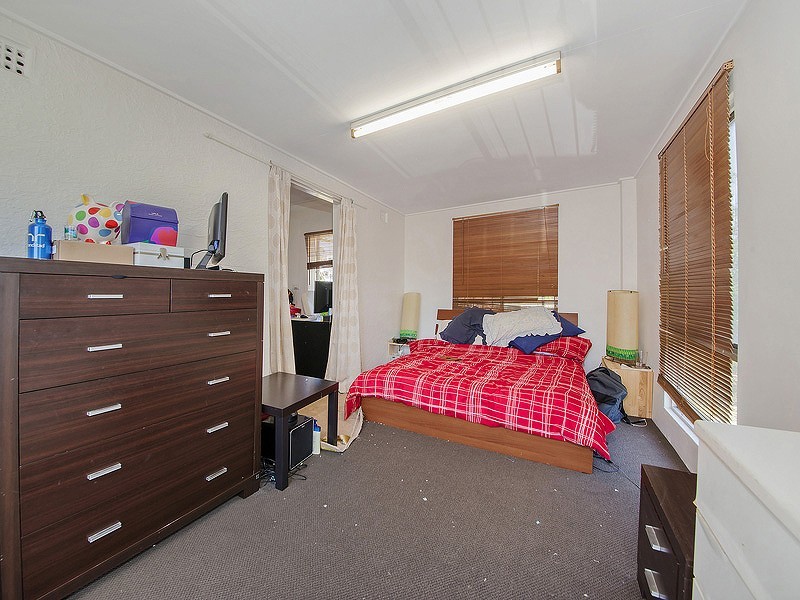 5 Russell Avenue, Norman Park QLD 4170