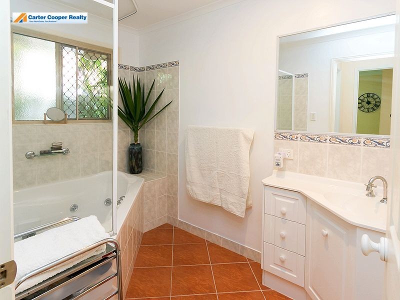 33 Bowerbird Avenue, Eli Waters QLD 4655