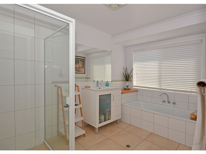 11 North Street, Point Vernon QLD 4655