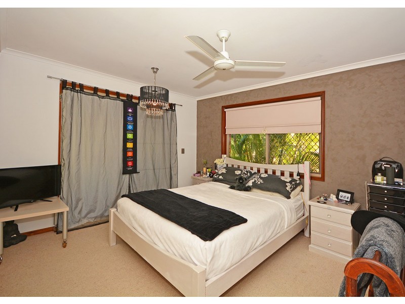 11 North Street, Point Vernon QLD 4655