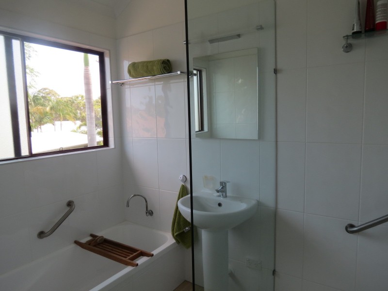 1 Gatakers Lane, Point Vernon QLD 4655