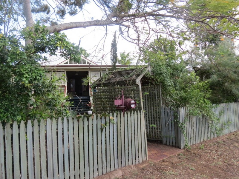 1 Gatakers Lane, Point Vernon QLD 4655