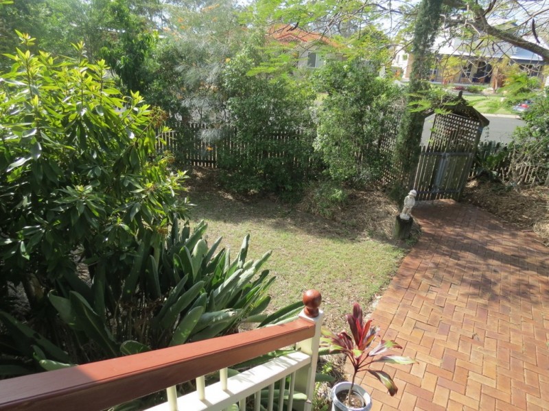 1 Gatakers Lane, Point Vernon QLD 4655
