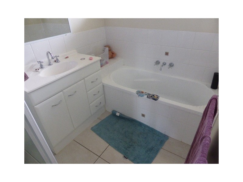 3 Pharlap Court, Point Vernon QLD 4655