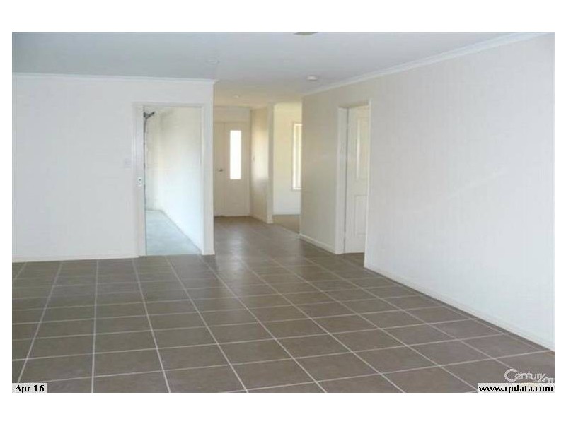 104 Emerald Parkway, Urangan QLD 4655