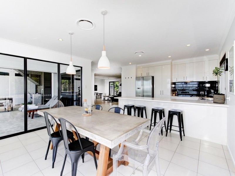 17 Azure Court, Dundowran Beach QLD 4655