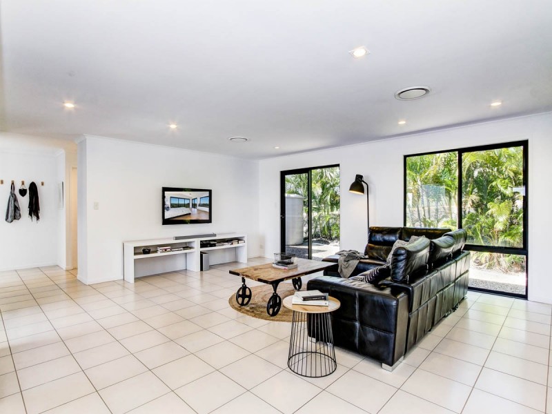 17 Azure Court, Dundowran Beach QLD 4655