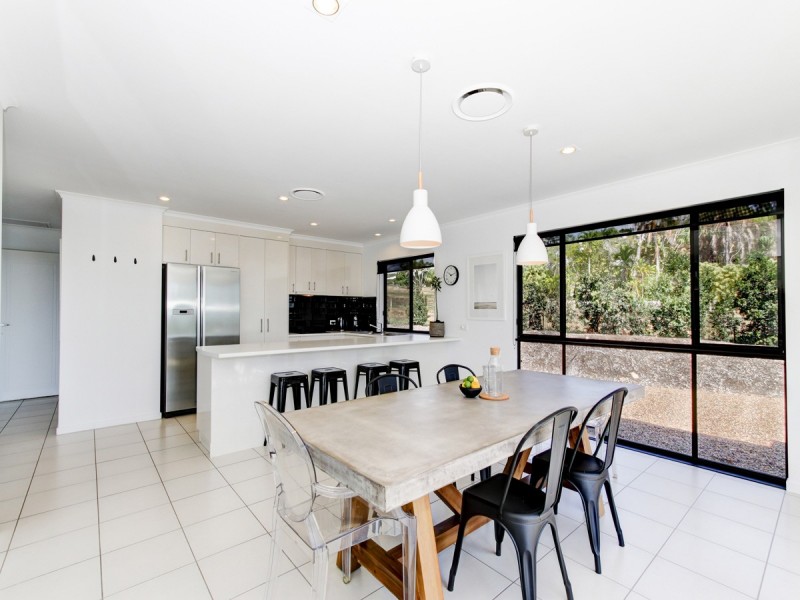 17 Azure Court, Dundowran Beach QLD 4655