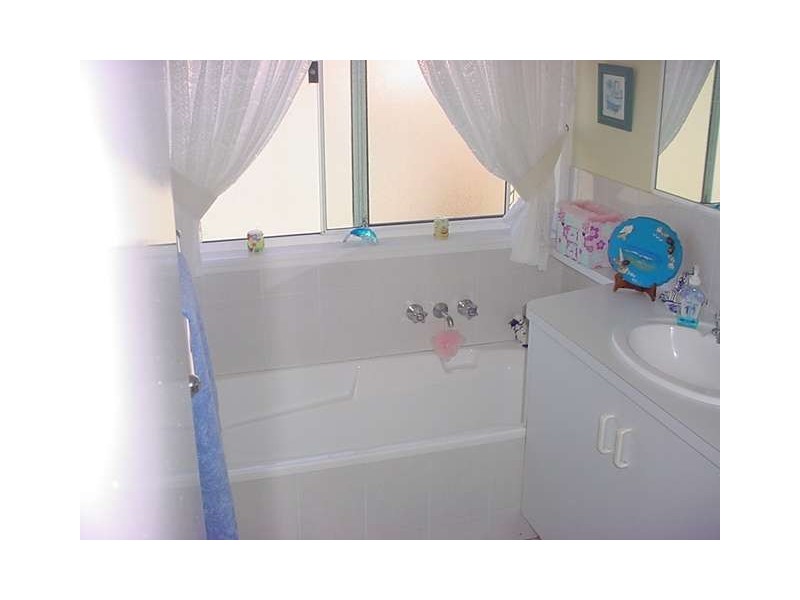 38 LADBROKE CRES, Urangan QLD 4655