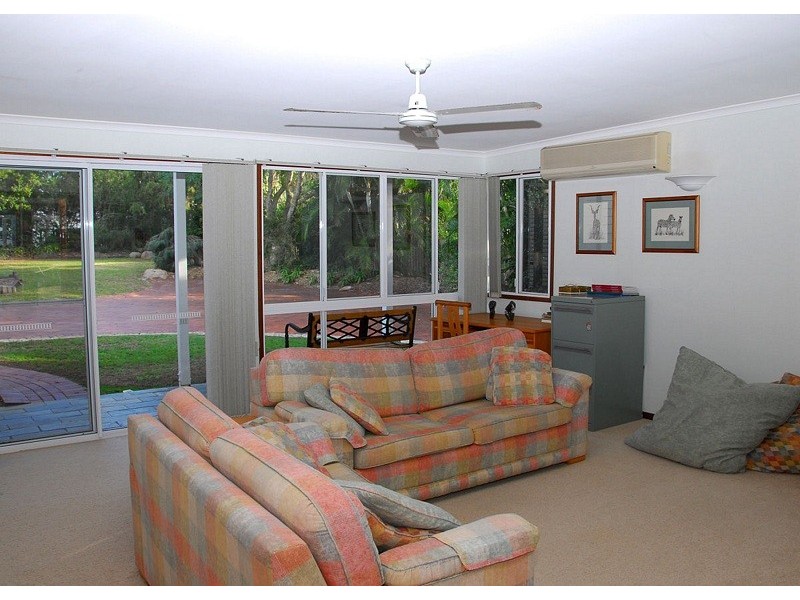 77 Esplanade, Point Vernon QLD 4655
