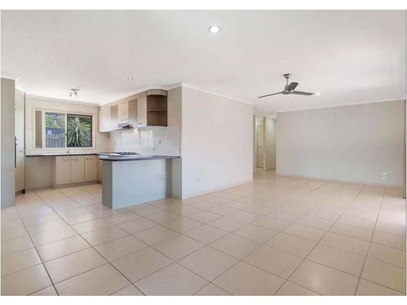 27 Topaz Circuit, Urangan QLD 4655