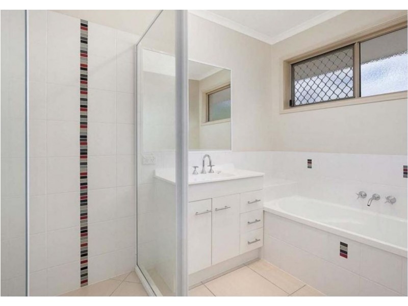 27 Topaz Circuit, Urangan QLD 4655