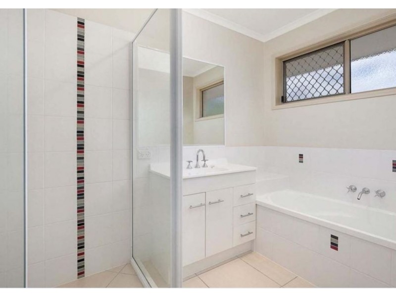 27 Topaz Circuit, Urangan QLD 4655