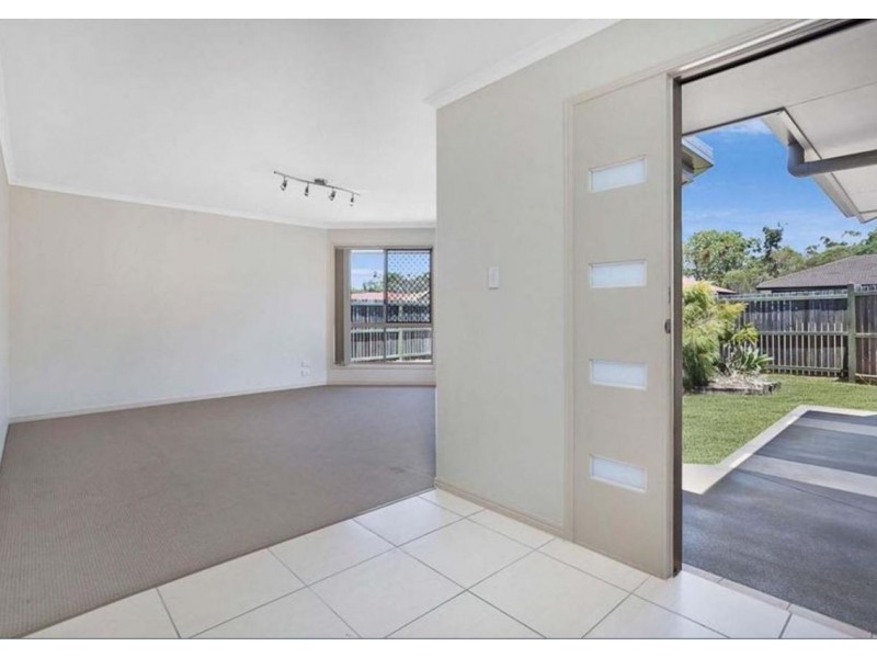 27 Topaz Circuit, Urangan QLD 4655