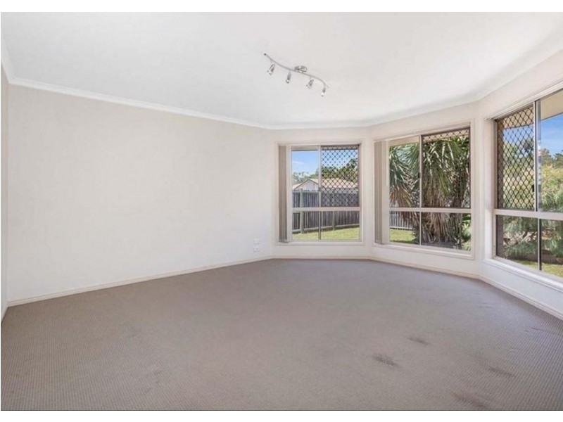 27 Topaz Circuit, Urangan QLD 4655