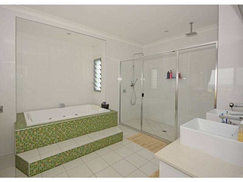 4 Sandy View Drive, Nikenbah QLD 4655