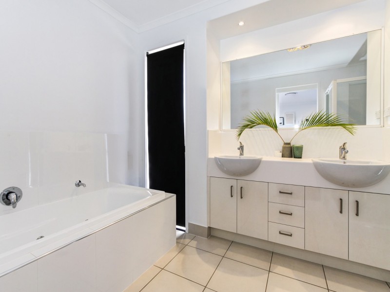 17 Azure Court, Dundowran Beach QLD 4655