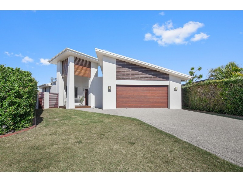 12 Banks Court, Torquay QLD 4655
