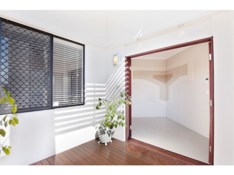 12 Banks Court, Torquay QLD 4655
