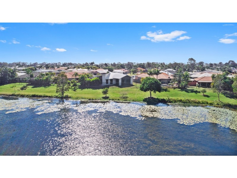 12 Banks Court, Torquay QLD 4655