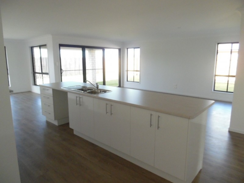 8 Imperial Circuit, Eli Waters QLD 4655