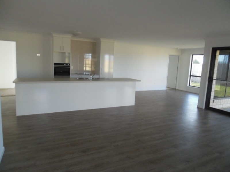 8 Imperial Circuit, Eli Waters QLD 4655