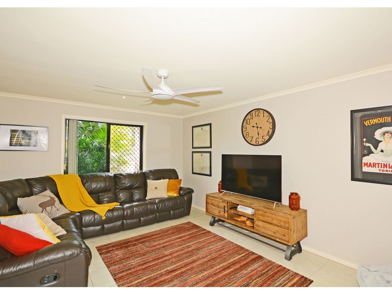 1/2 Barnstaple Street, Torquay QLD 4655