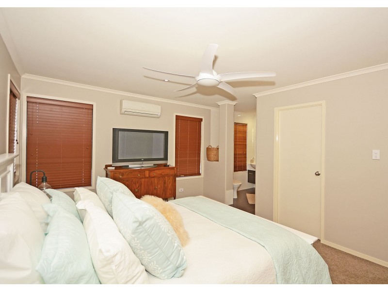 1/2 Barnstaple Street, Torquay QLD 4655